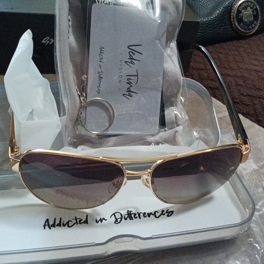 Veda Tinda Aviator sunglasses